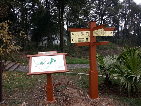 在現代大城市或一些鄉村道路上，合理的價格路標隨處可見。盡管人們在日常生活中并不太注意他們，但大多數時候他們會快速瀏覽一下，獲取他們需要的信息，然后離開。甚至一些未開化的人也樂于破壞這種公共物品。為了引起人們對導視牌的注意，我們來介紹一下導視牌的具體功能。  首先，導視牌最基本的功能是作為路標和導游卡，向來往的人們傳達各種信息，主要包括重要場所的內部結構、周圍道路和交通狀況的說明，以便人們能夠獨立、快速地找到正確的前進方向，這在高速公路或國道上是常見的。不僅如此，它還可以作為一些著名旅游景點附近建筑的文化背景介紹或名人身份介紹的載體，有利于豐富游客的文化背景知識，是一種優秀的文化宣傳手段。此外，標有“禁止”字樣的標識，如:禁止吸煙、禁止大聲喧嘩、禁止攝影等。有利于維護公共秩序，明確告知群眾哪些行為是不允許的，并對公眾產生約束作用。  其次，著名的導向標識也是美化和豐富空間環境的工具。它可以填補視覺空白，同時還可以調節和緩解公眾的視覺疲勞。一些路標將被設計得漂亮可愛，這實際上是對環境的一種點綴，使周圍的環境更加充滿活力和新鮮。眾所周知，如果你在高速公路上開很長時間，你會很累，因為周圍環境太單一。 然而，導向標識可以給司機提供一定的距離或各種各樣的當地信息，這可以使每個人的注意力暫時轉移，并很容易引起與車內乘客的話題?？偠灾?，導視牌在人們的日常生活中非常重要。沒有它，人們將很難找到前進的正確方向，空間環境將不會豐富和美麗。  因此，平時人們應該愛護公共場所的導向標識，不要讓它們成為自己享樂的代價，充分發揮它們的使用價值。